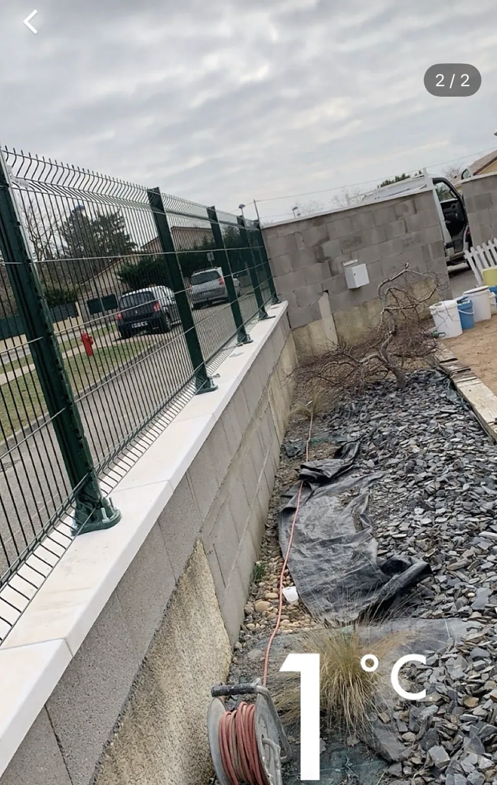 Mur avec arase, couvertines blanches et grillage rigide