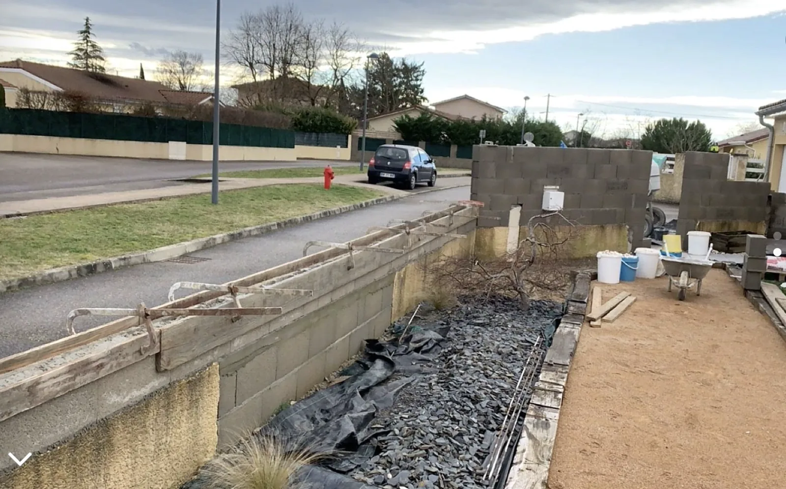 Coffrage et réalisation de l’arase sur le mur