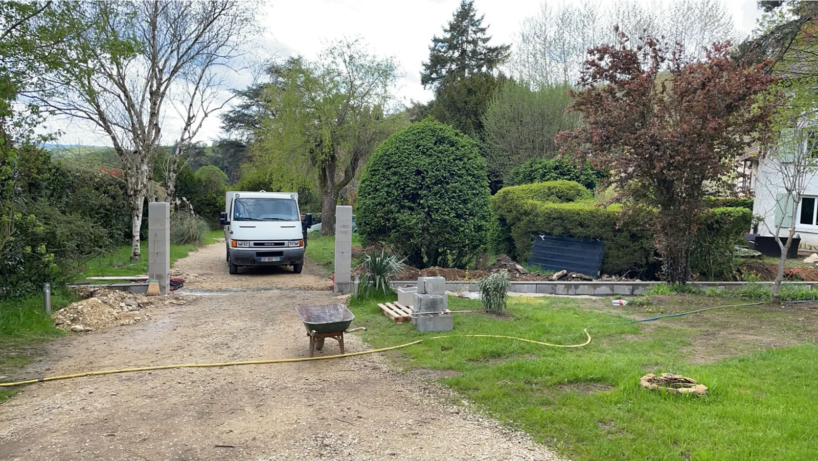 Réalisation d’un poteau maçonné pour le portail