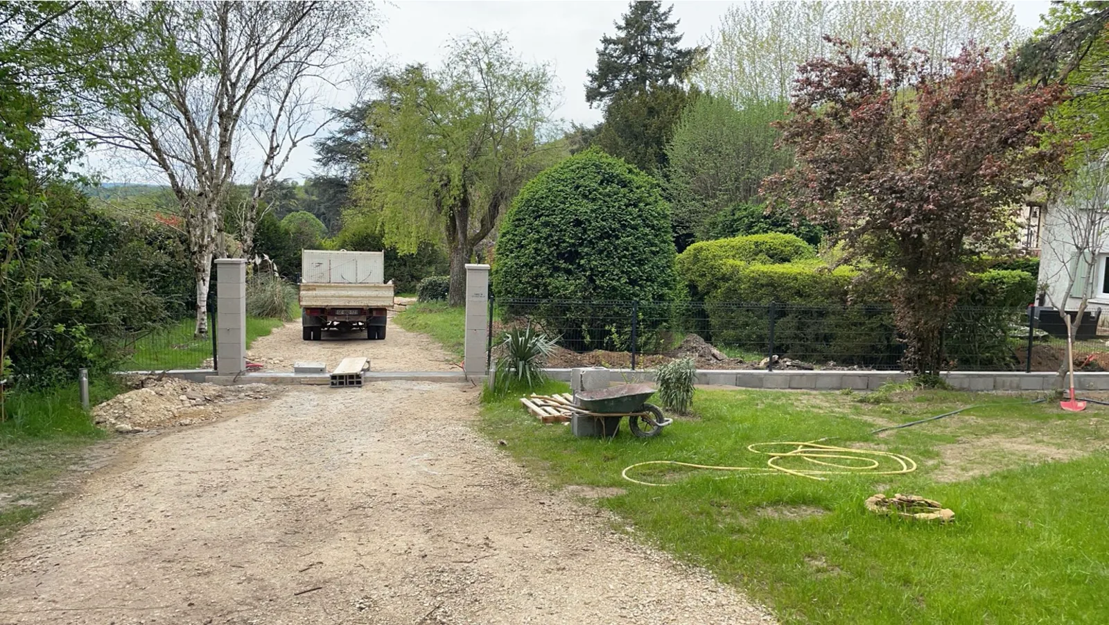 Deuxième poteau maçonné de l’entrée