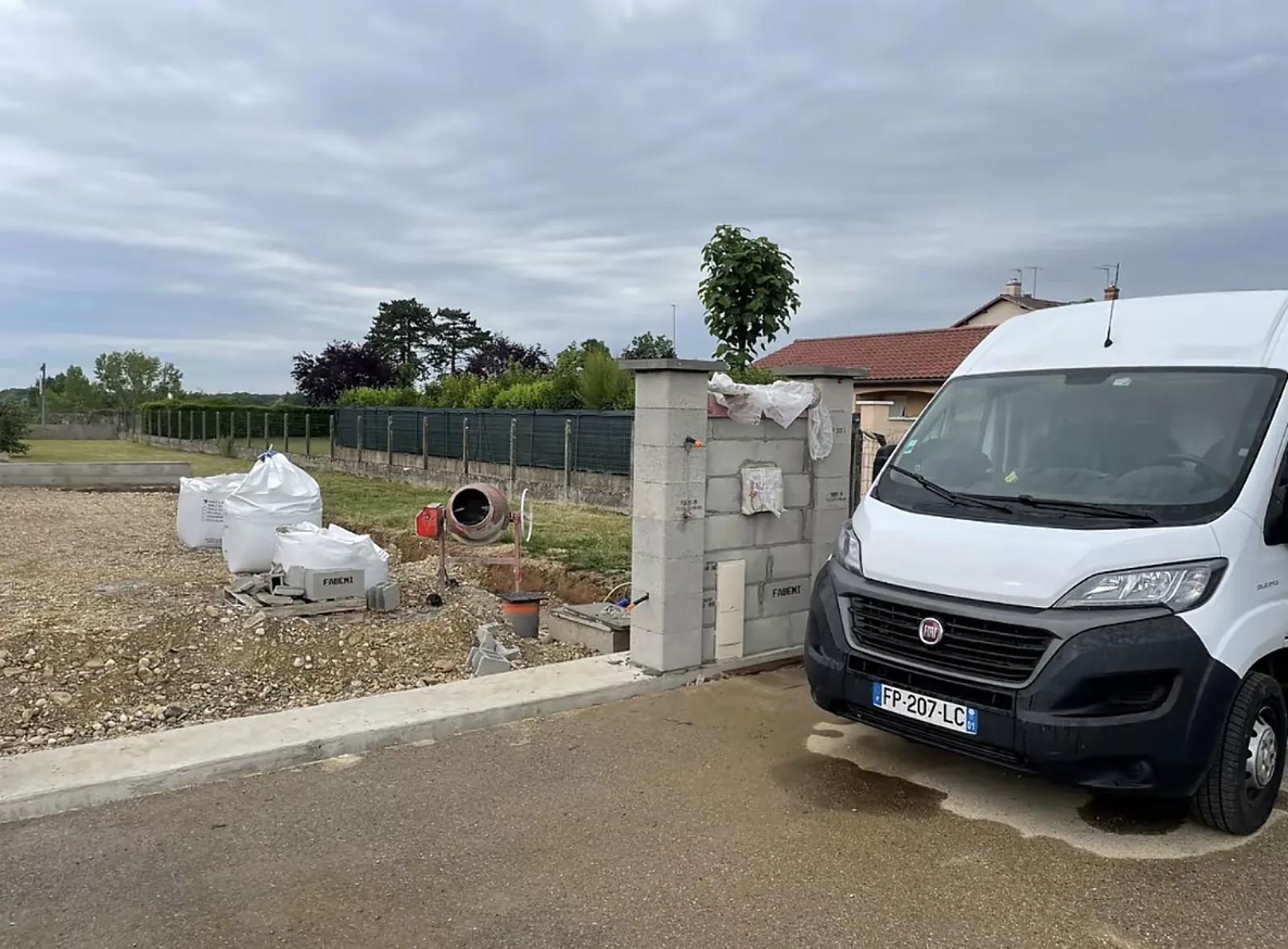 Seuil et poteau maçonné à droite de l’entrée