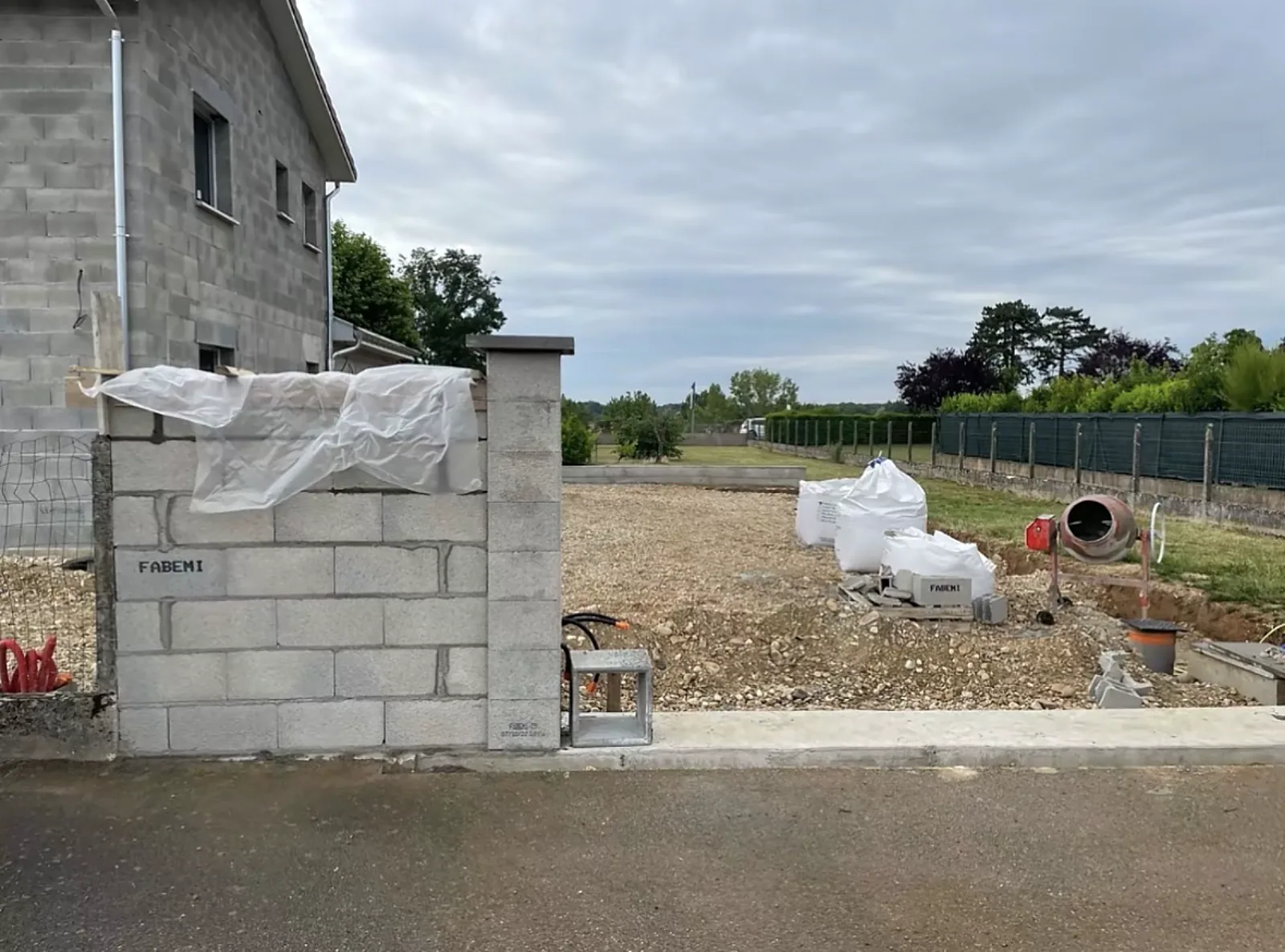 Entrée de propriété avec seuil béton et poteaux maçonnés