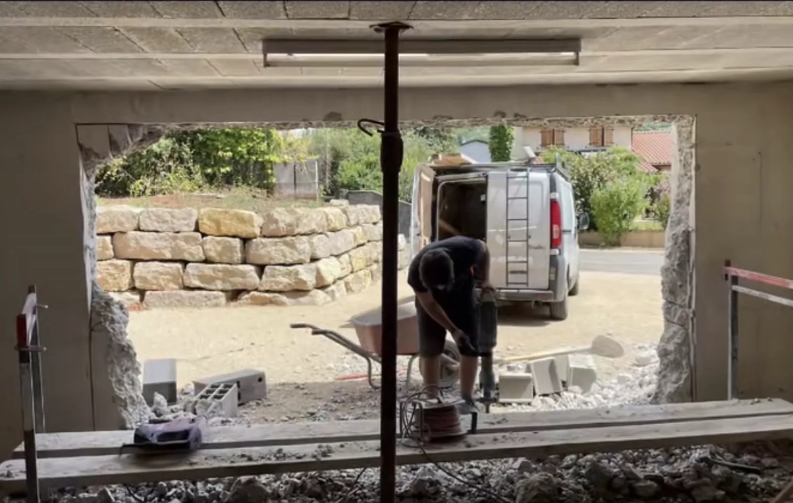 Ouverture de garage agrandie pendant les travaux