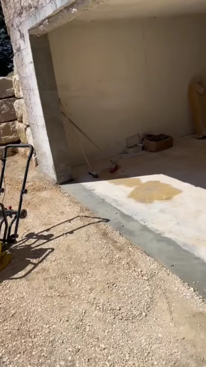 Grande ouverture créée dans un mur pour une porte de garage