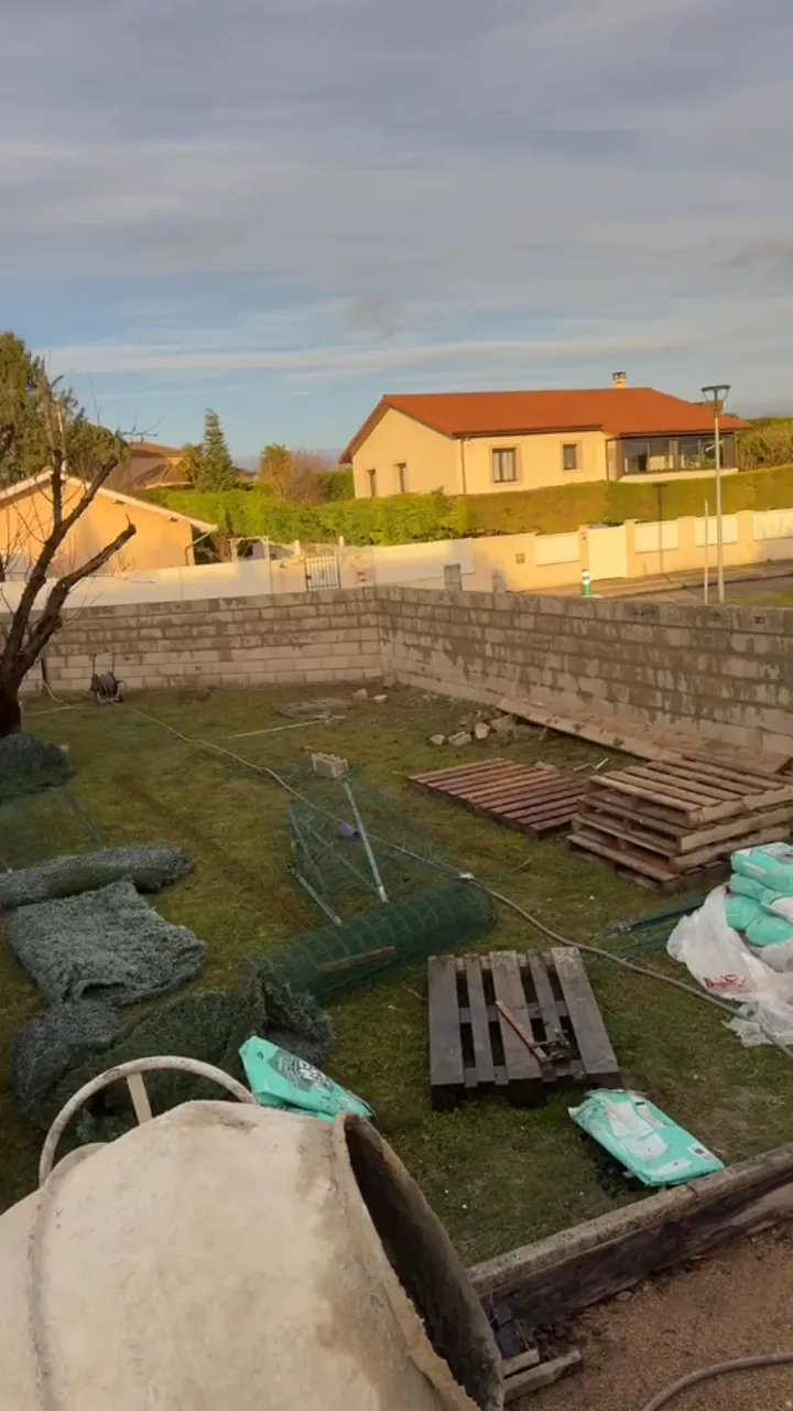 Mur de clôture de 30 mètres nouvellement construit
