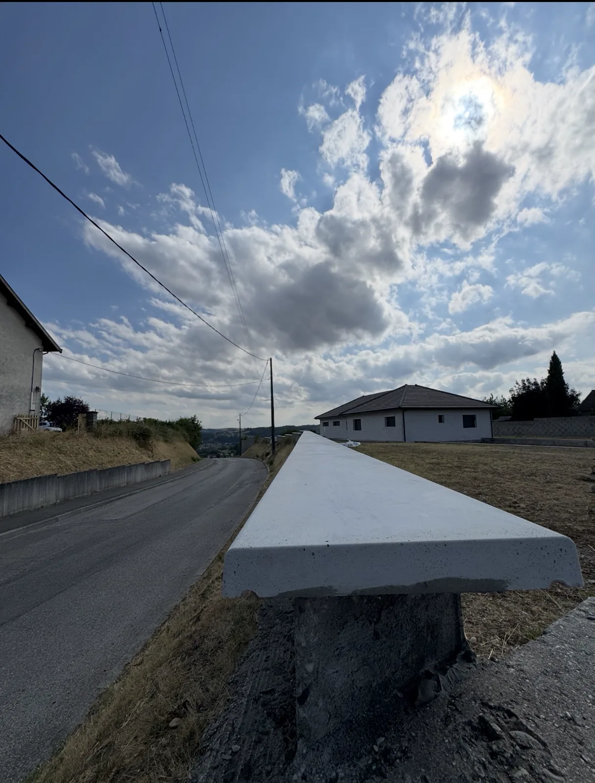 Détail de la couvertine posée sur le mur
