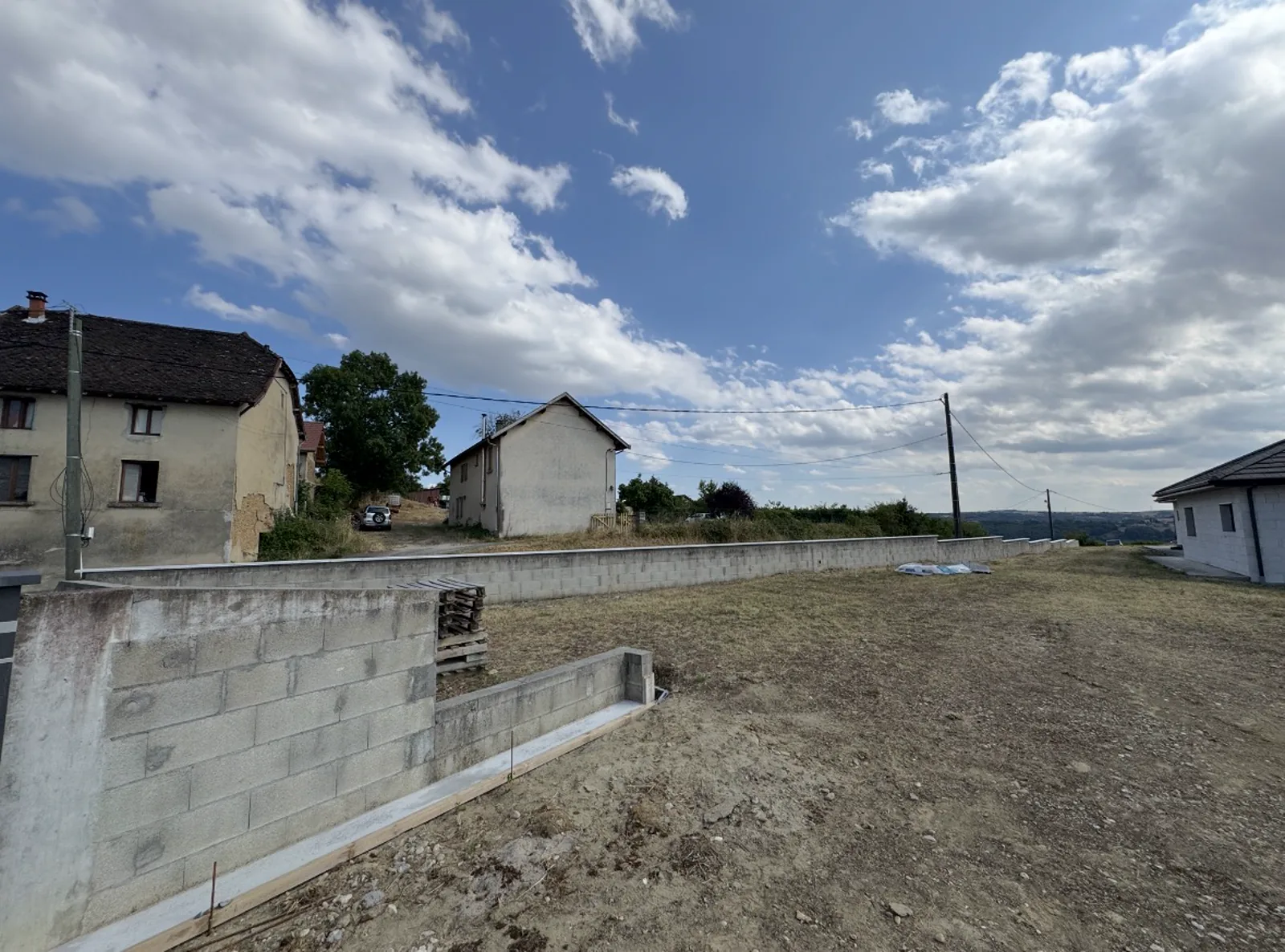 Vue générale d’un mur de clôture de 70 mètres