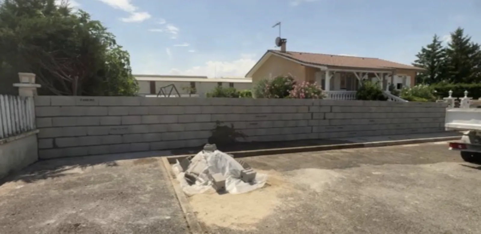 Nouveau mur de clôture reconstruit en blocs