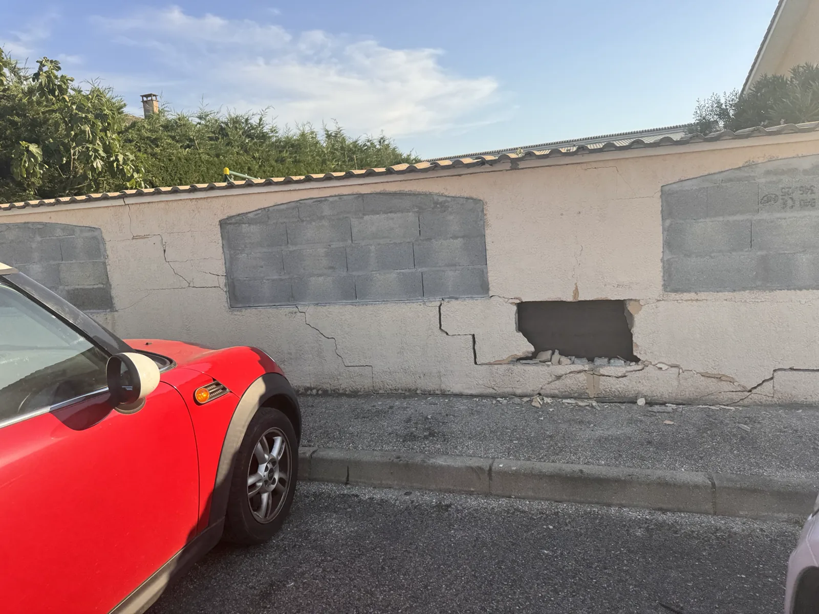 Partie effondrée de l’ancien mur de clôture