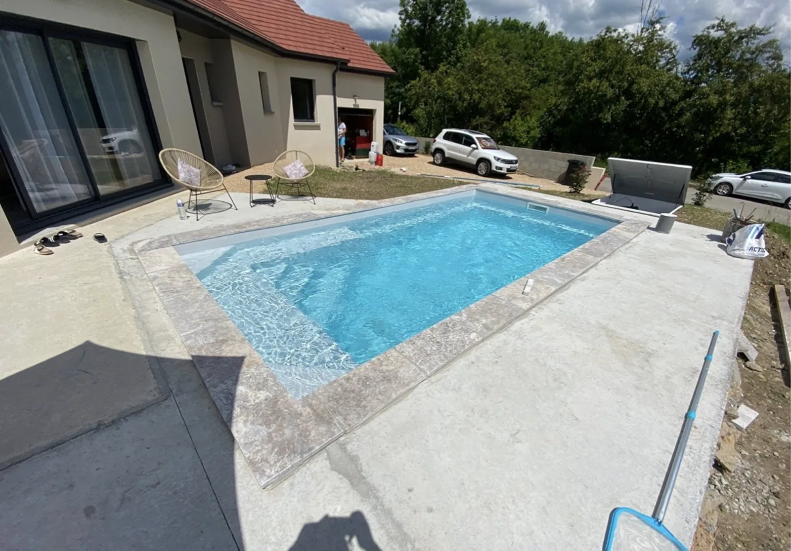 Piscine terminée avec travertin autour du bassin