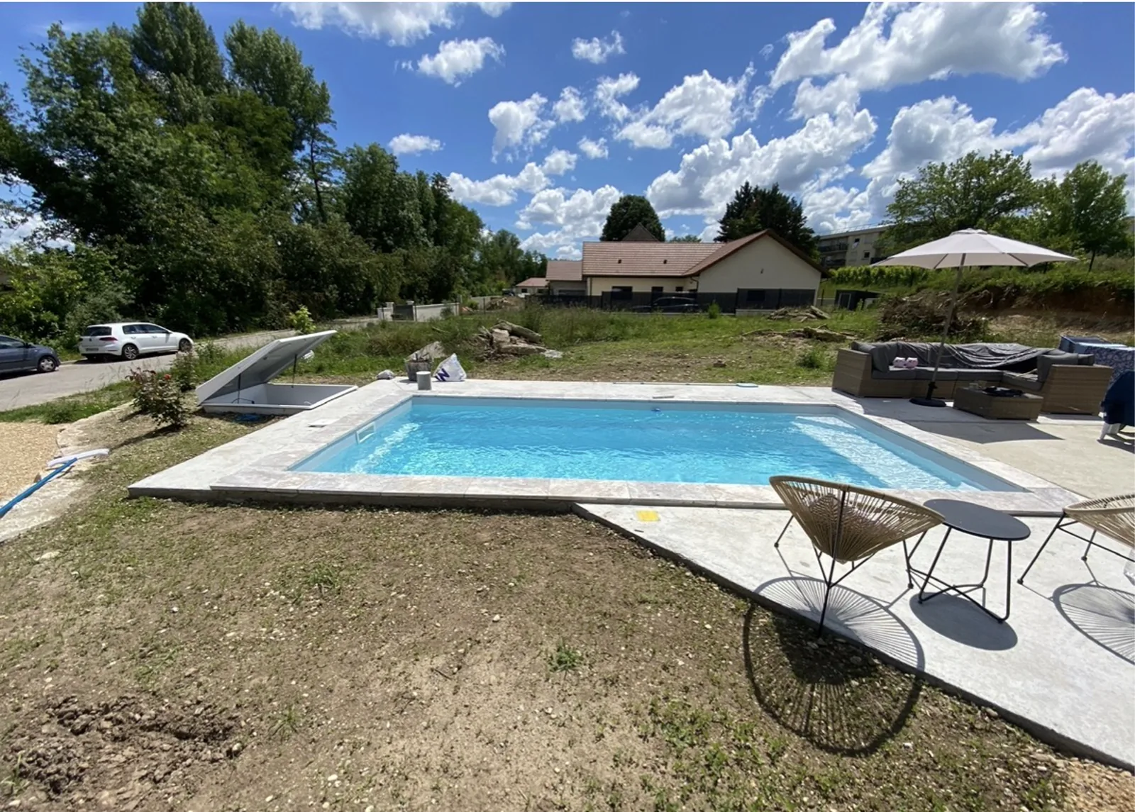 Piscine et terrasse terminées avec plages en travertin