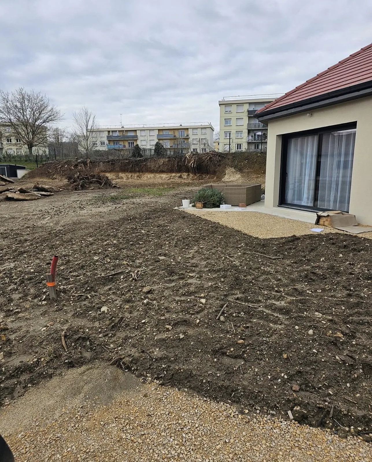 Terrain avant la création de la piscine et de la terrasse