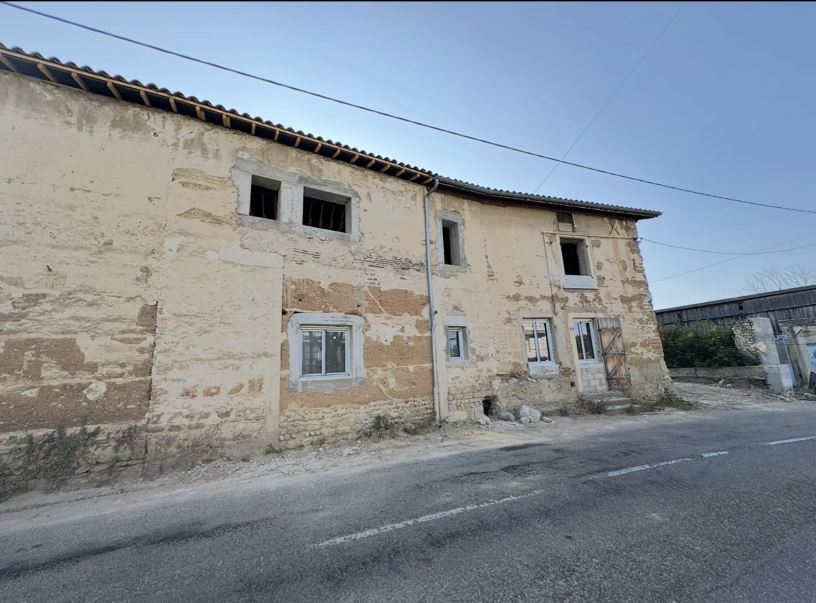 Façade en pisé après création des ouvertures de fenêtres