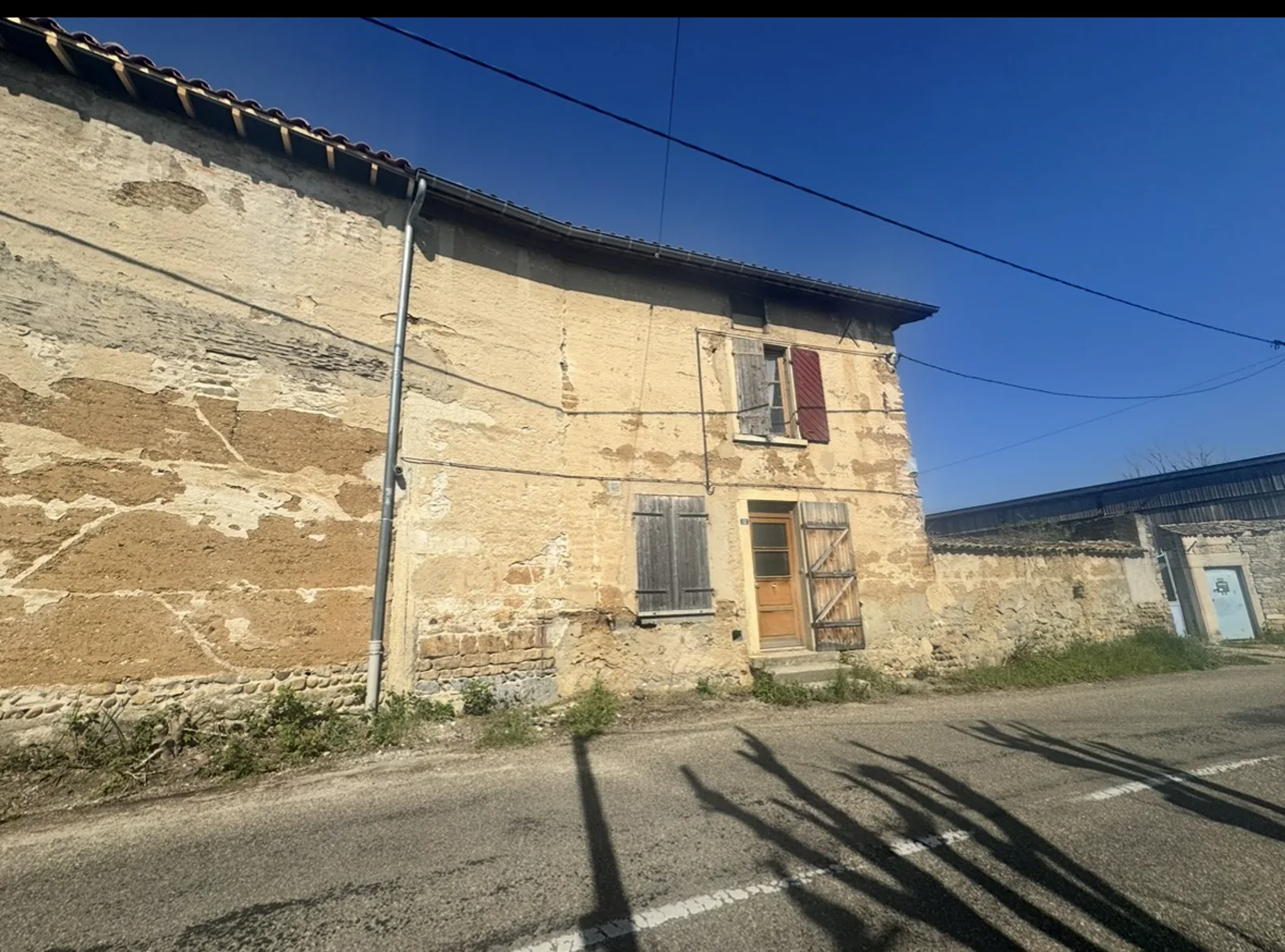 Façade du bâtiment en pisé avant les travaux
