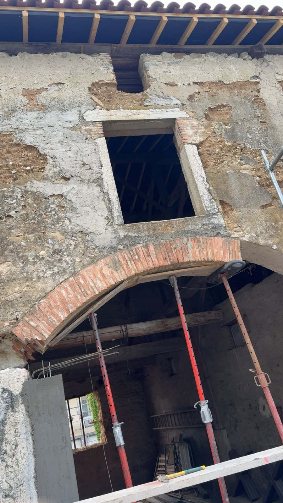 Création d’une ouverture avec étaiement dans le bâtiment en pisé