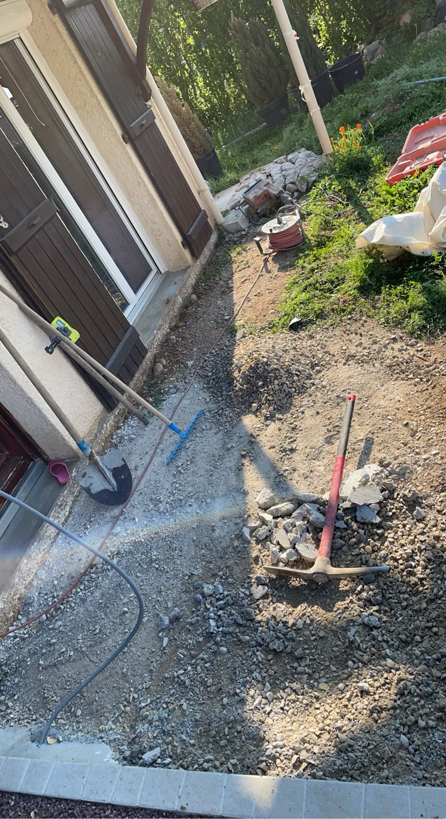 Décaissement et préparation du terrain pour la terrasse
