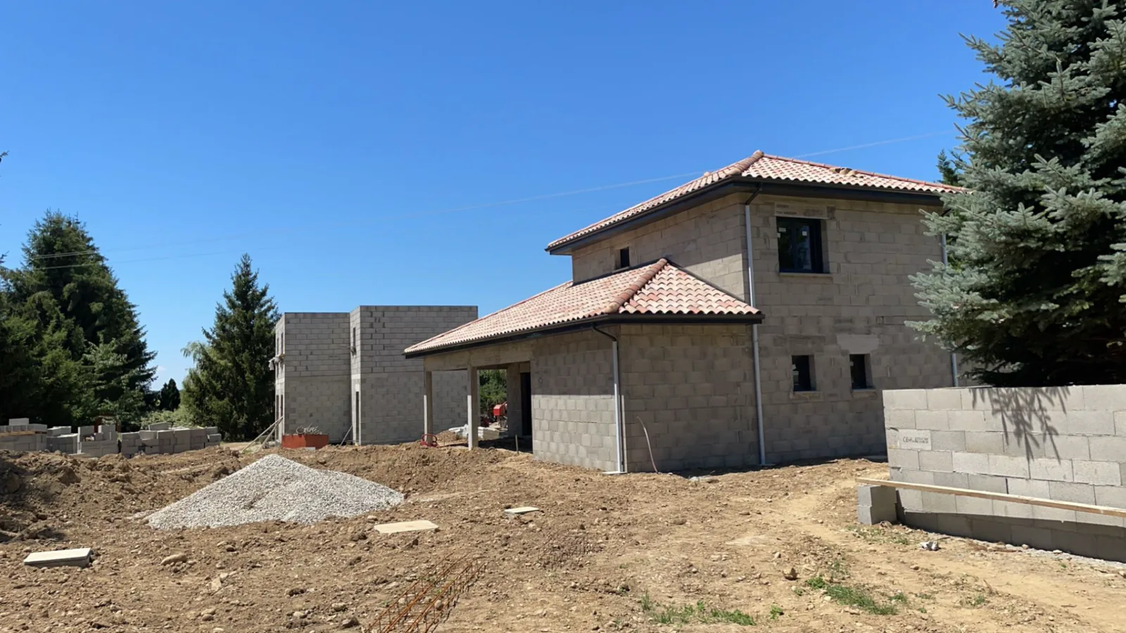 Villa à deux niveaux dont la maçonnerie du gros œuvre est réalisée
