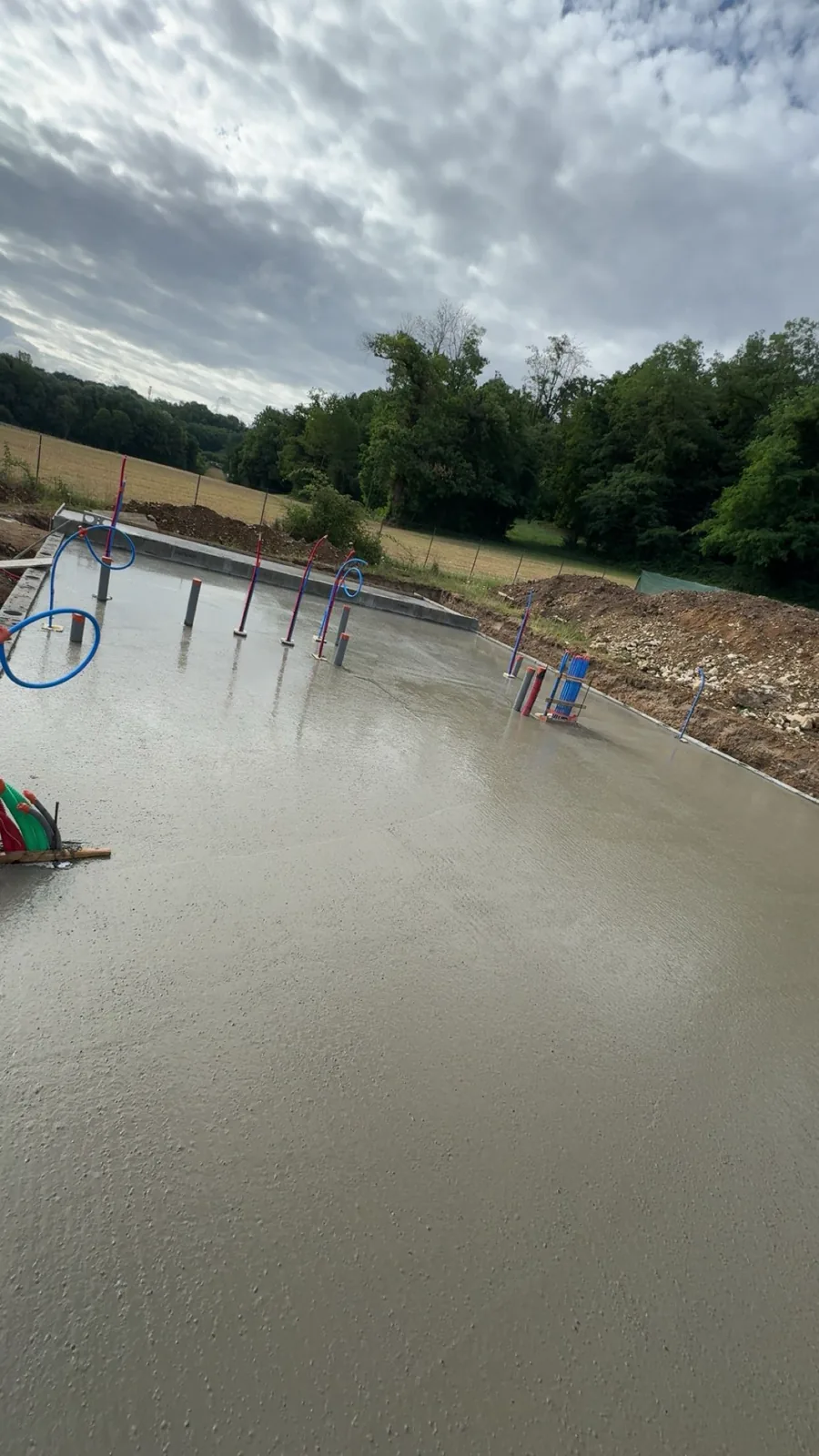 Dalle béton fraîchement coulée pour une villa