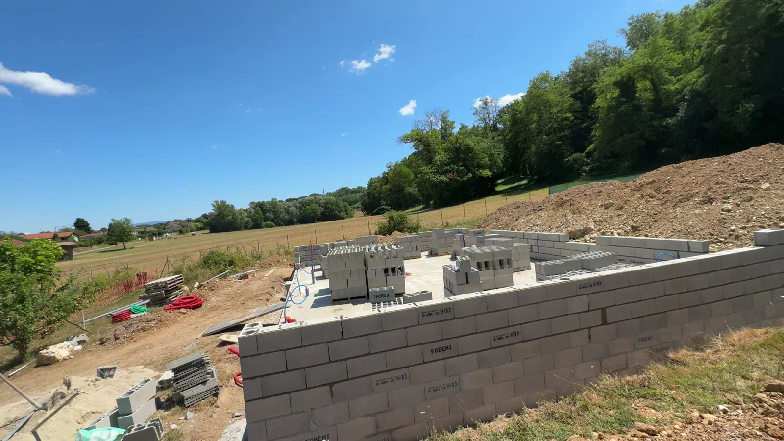 Premiers rangs de blocs de la villa