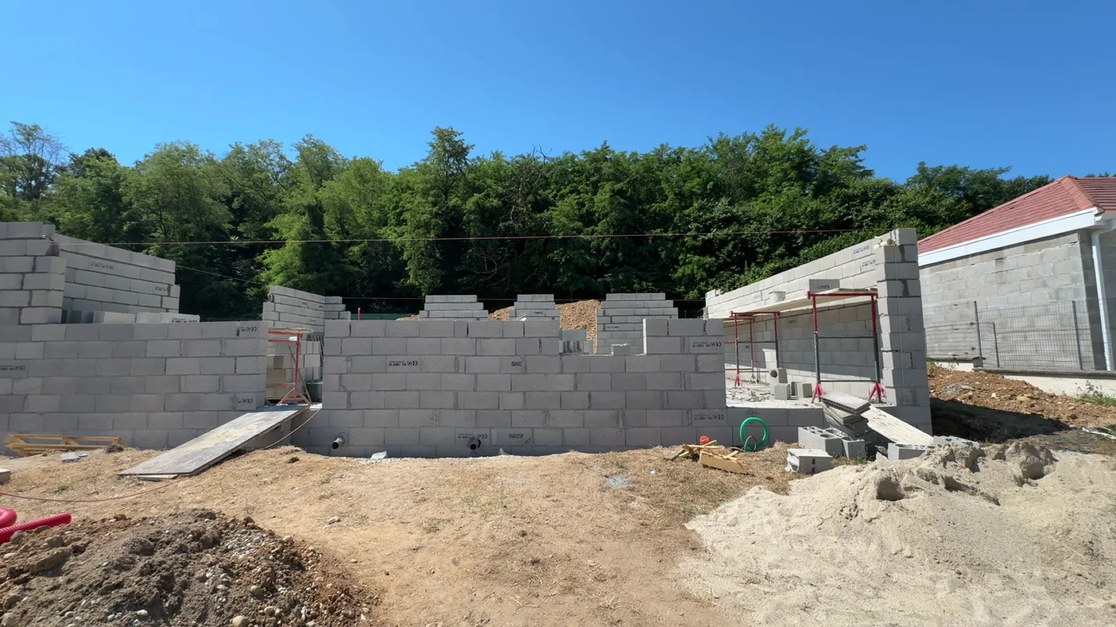 Murs de la villa en cours d’élévation