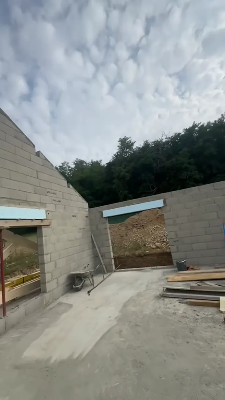 Villa individuelle avec maçonnerie et pignons en cours de réalisation