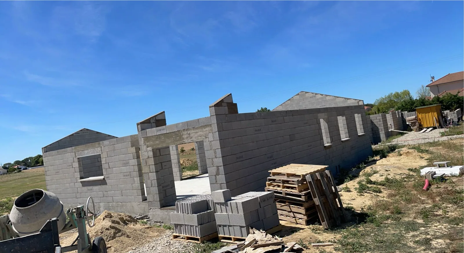Villa individuelle en cours d’élévation en blocs béton